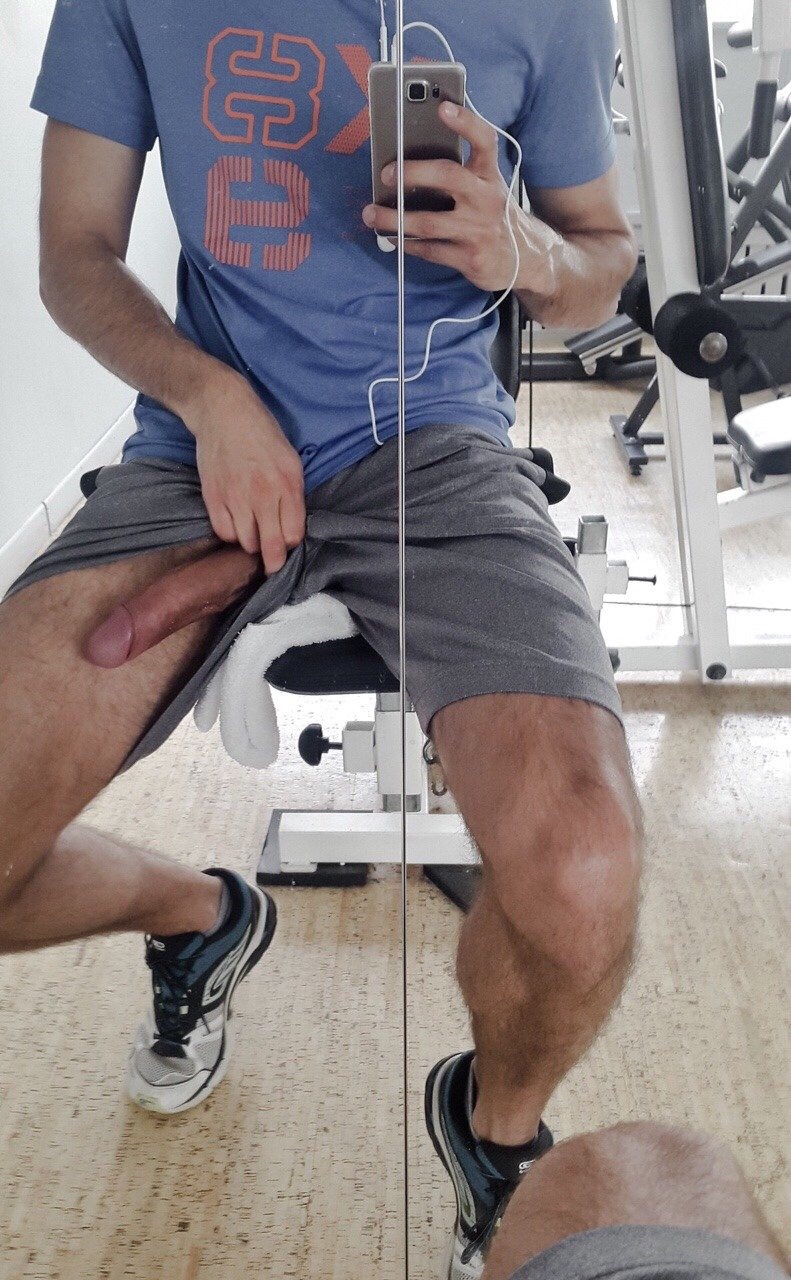 hard cock in gym selfie