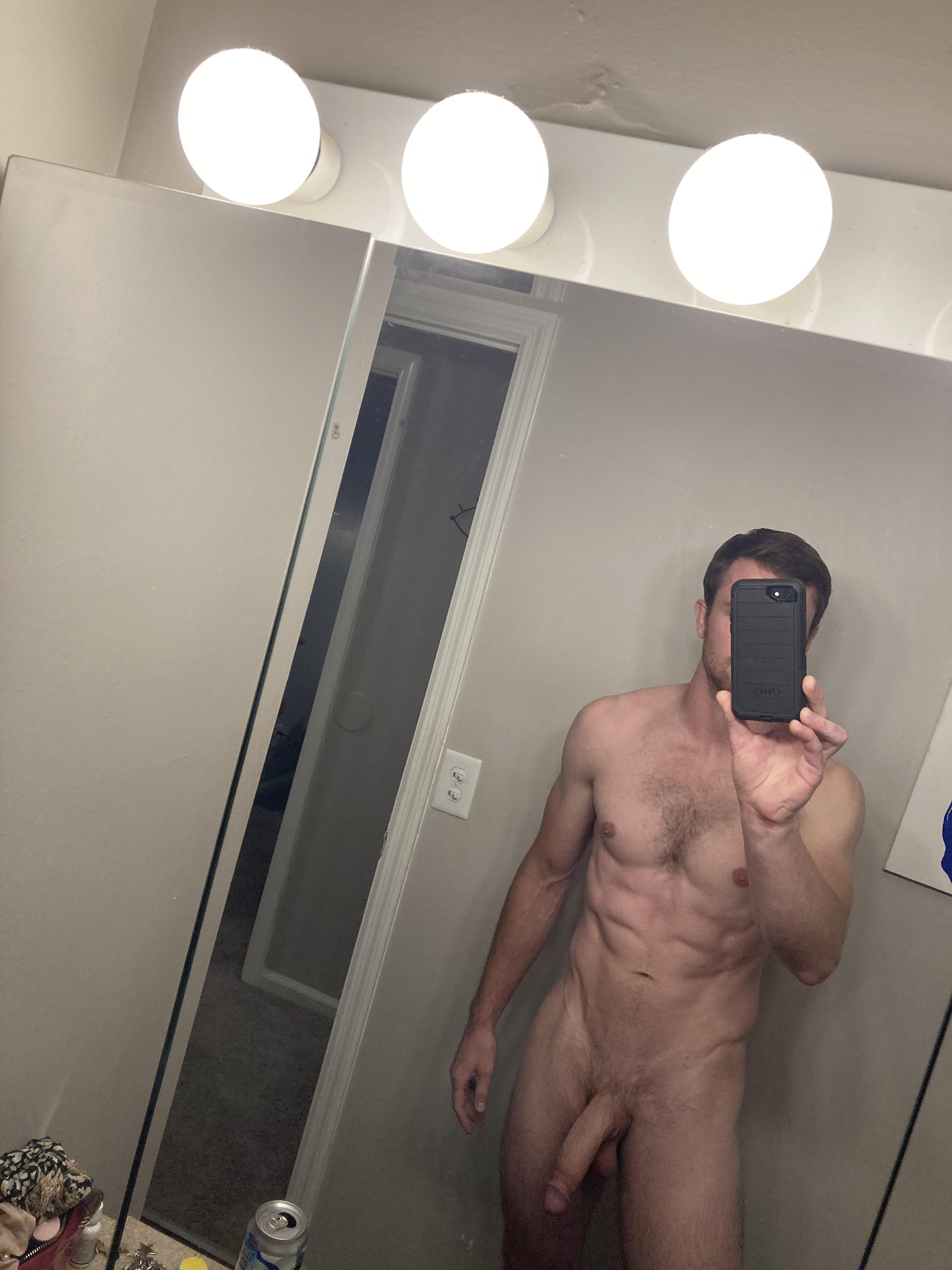 straight muscle guys naked selfies