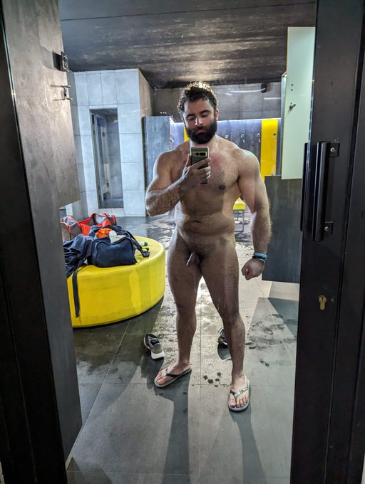Straight Men Locker Room Naked Pics Videos - Guystricked.com