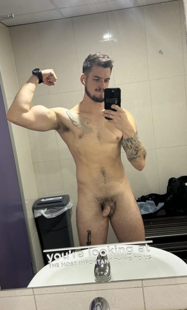 Naked selfie of guy flexing in the lockerroom