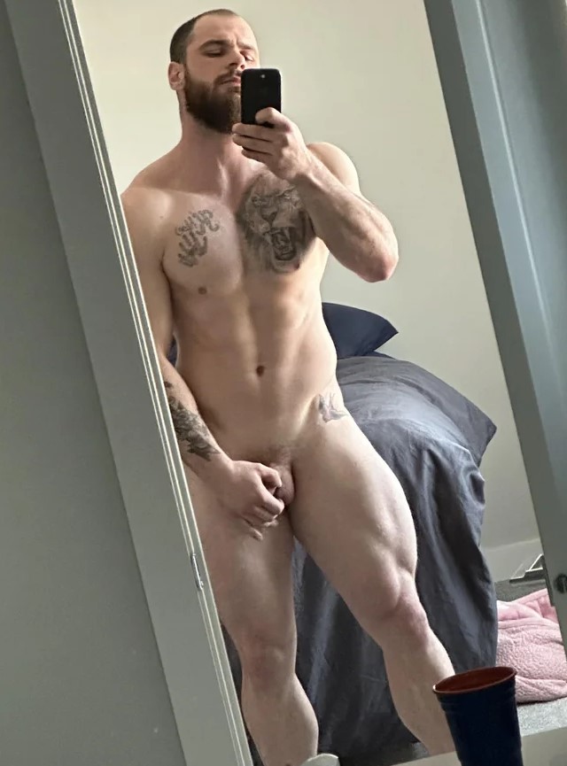 Muscular tattoo daddy with huge legs