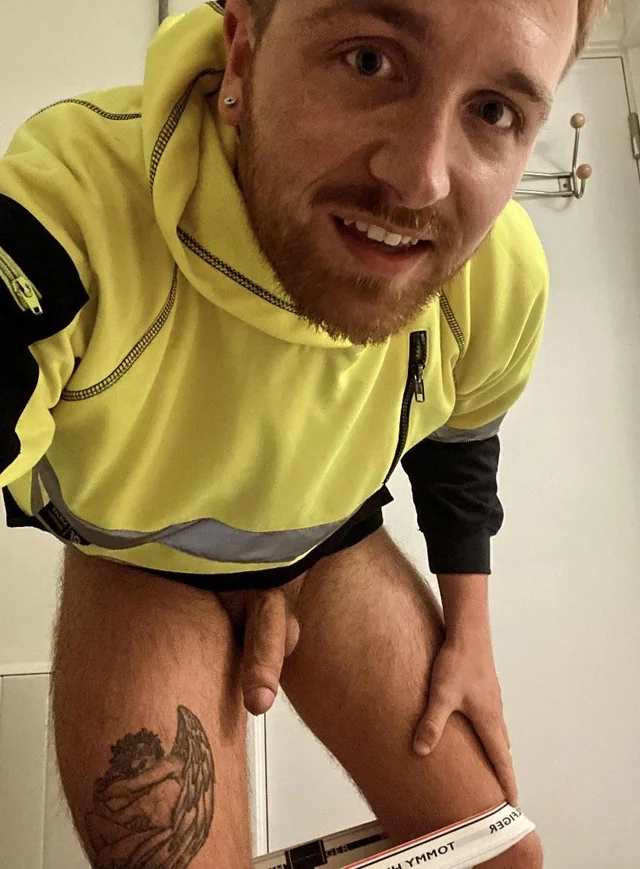 Tradie shows semi cock selfie before work